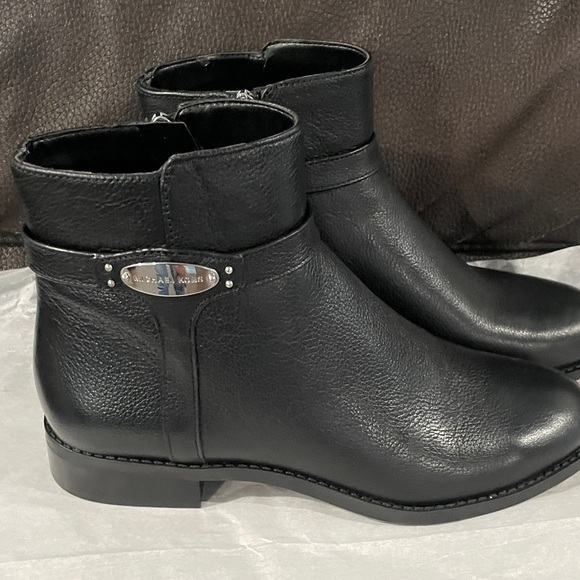 MICHAEL KORS
Leather Ankle Boot - Picture 2 of 6